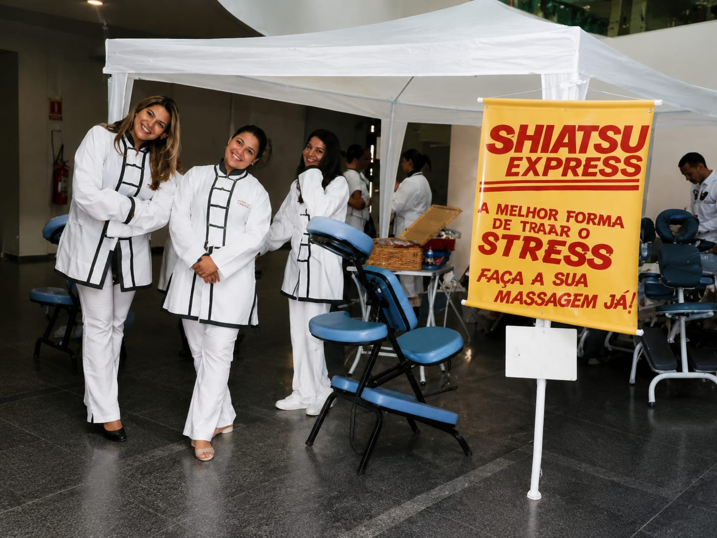 Equipe de shiatsu preparada para atender os participantes do evento